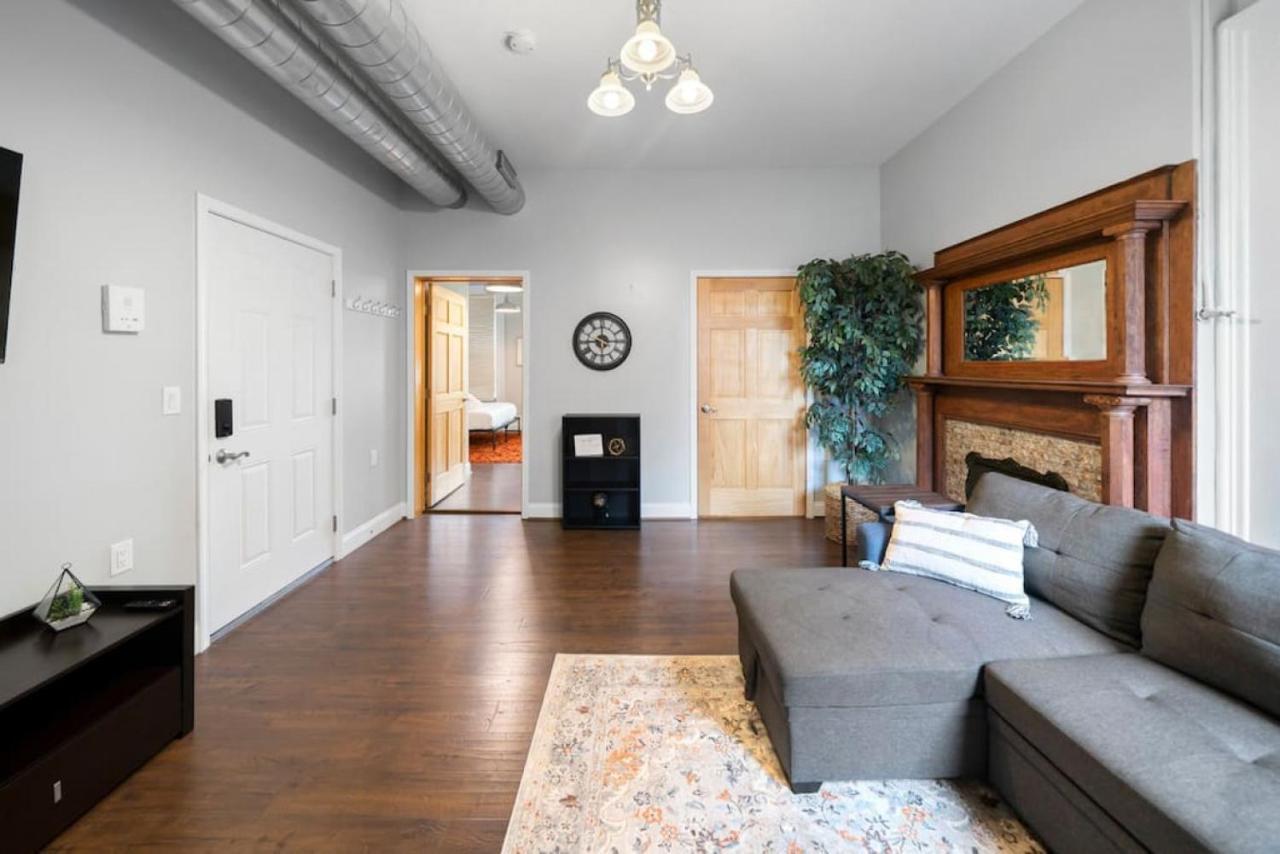 Escape 2br Steps To Tql Near Otr And Downtown Apartment