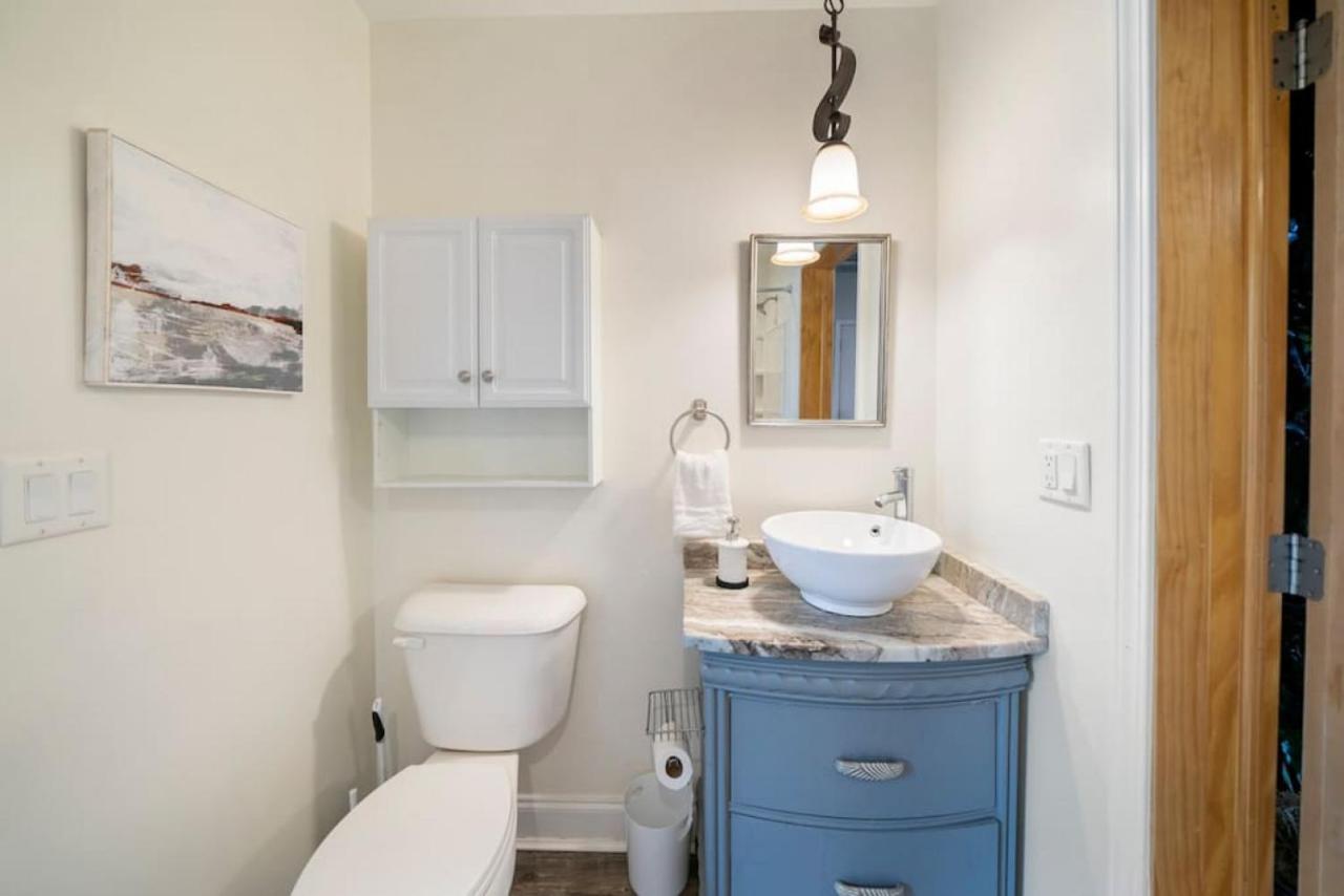 Apartment Escape 2br Steps To Tql Near Otr And Downtown *