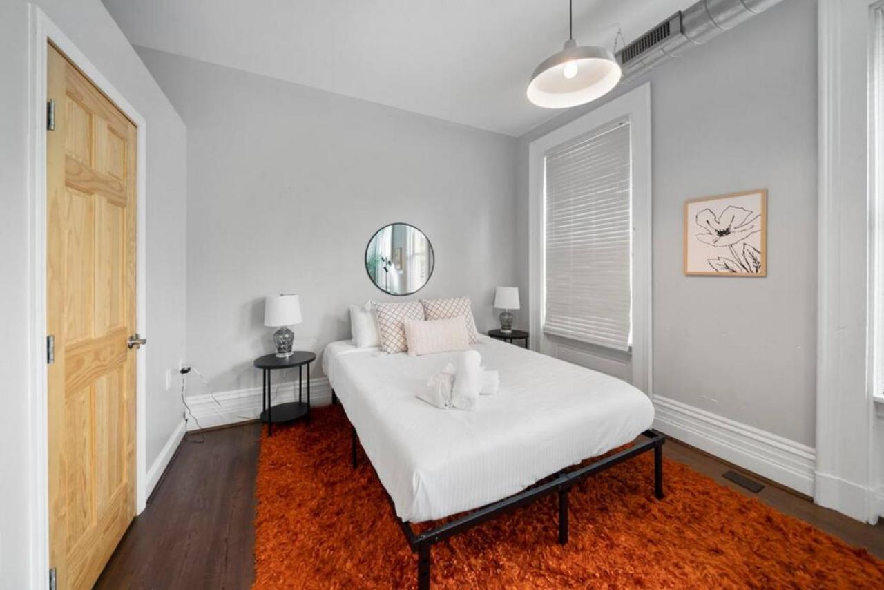 Escape 2br Steps To Tql Near Otr And Downtown Apartment *